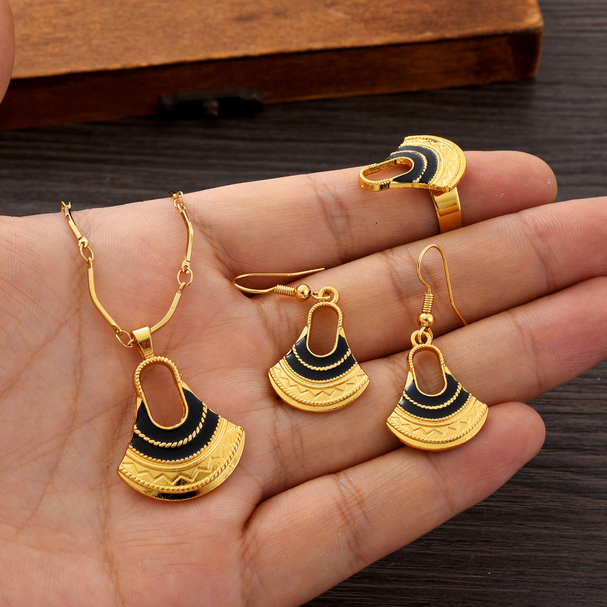 Fashion PNG Gold Color Jewelry - Women Accessories India のレビューと価格