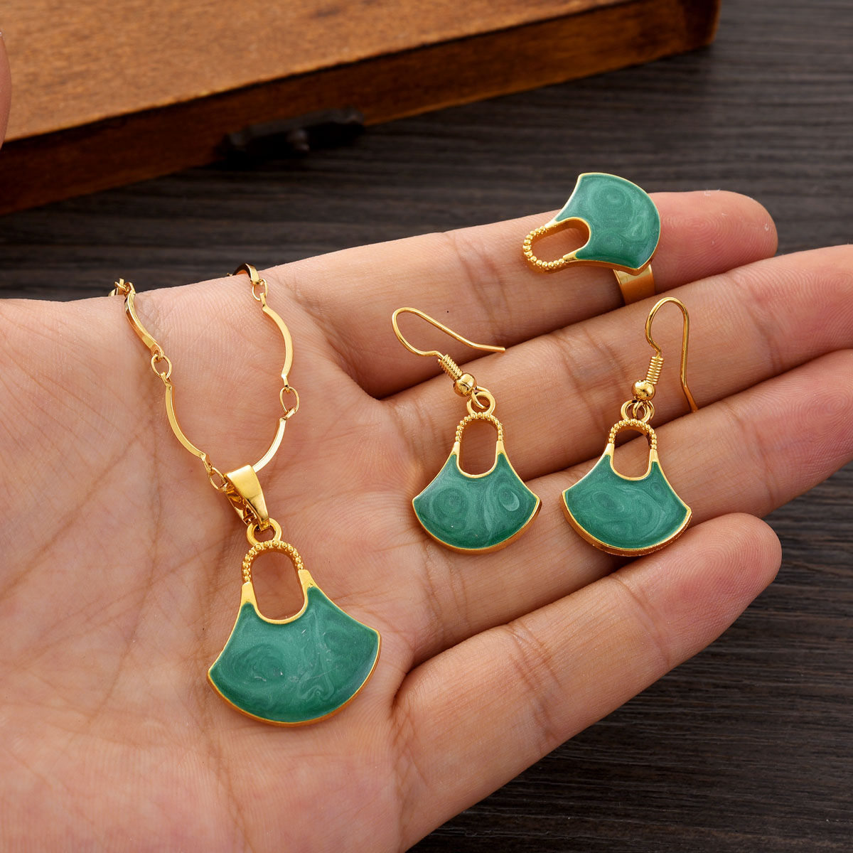 Fashion PNG Gold Color Jewelry - Women Accessories India のレビューと価格